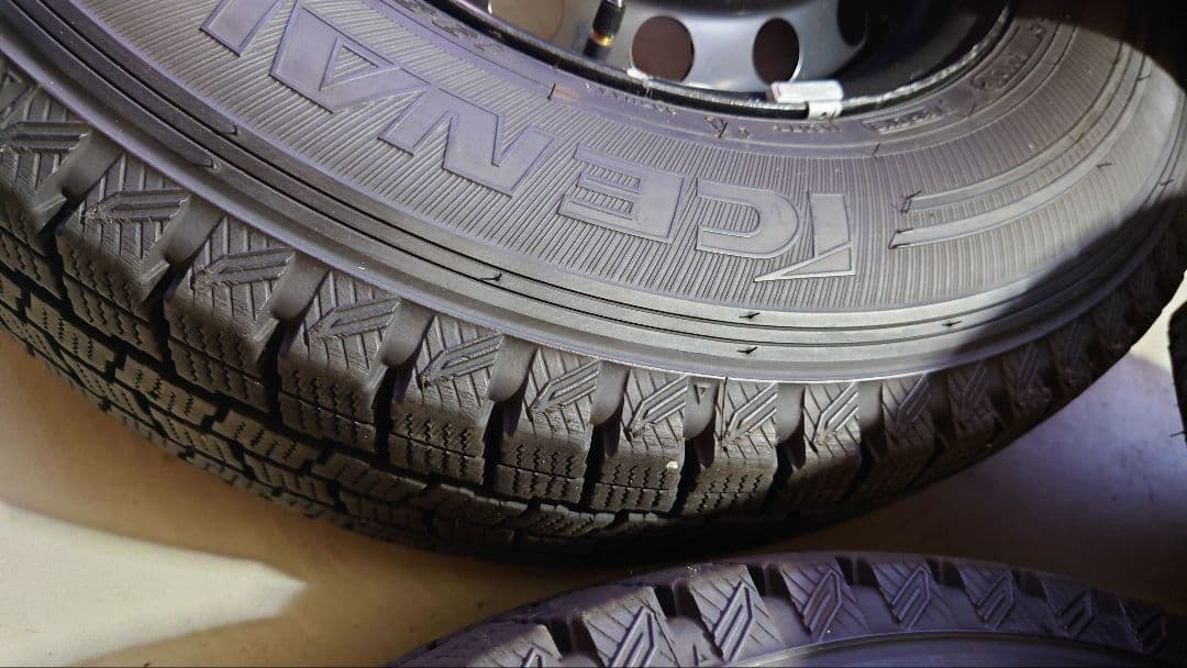 スタッドレスタイヤ　４本