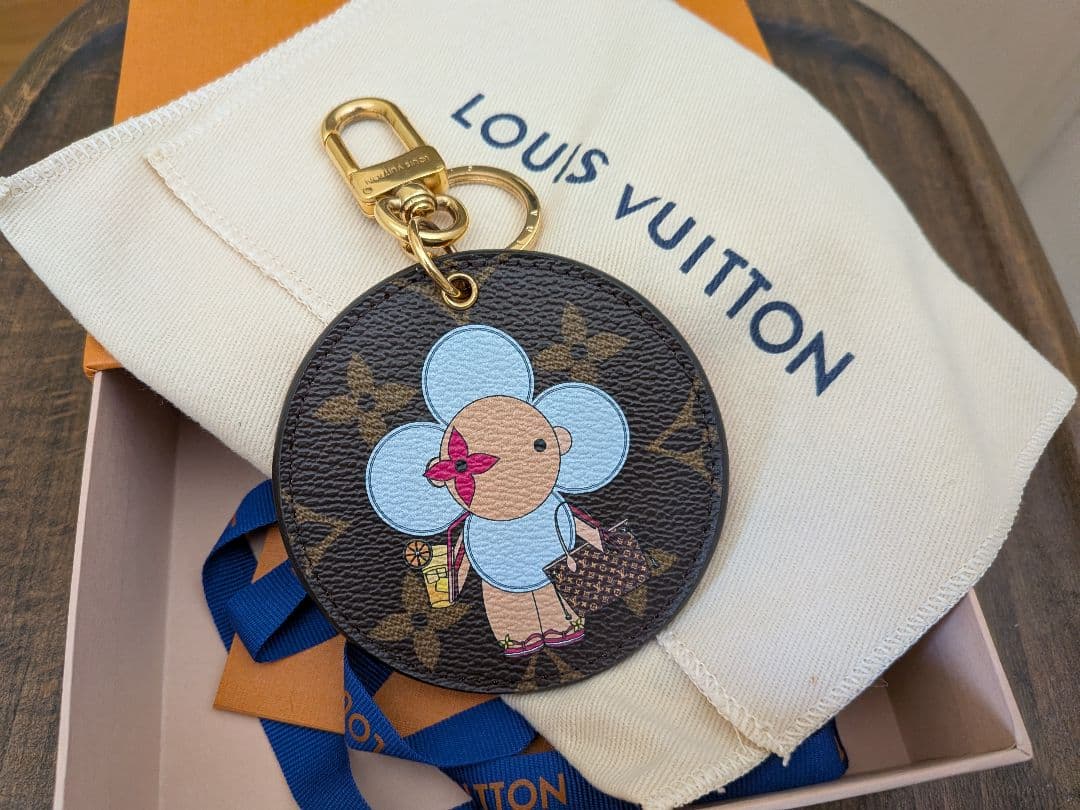◯ヴィトン ポルトクレ イリュストレ ヴィヴィエンヌ チャーム M69076◯