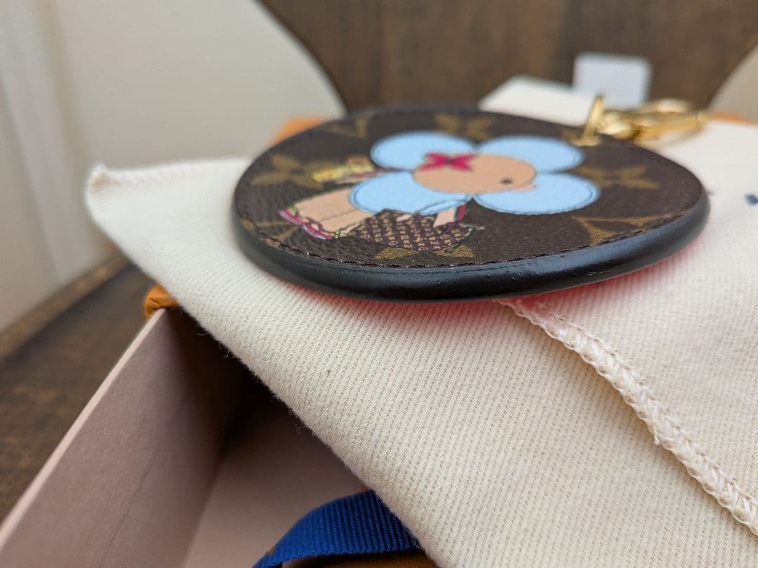 ◯ヴィトン ポルトクレ イリュストレ ヴィヴィエンヌ チャーム M69076◯