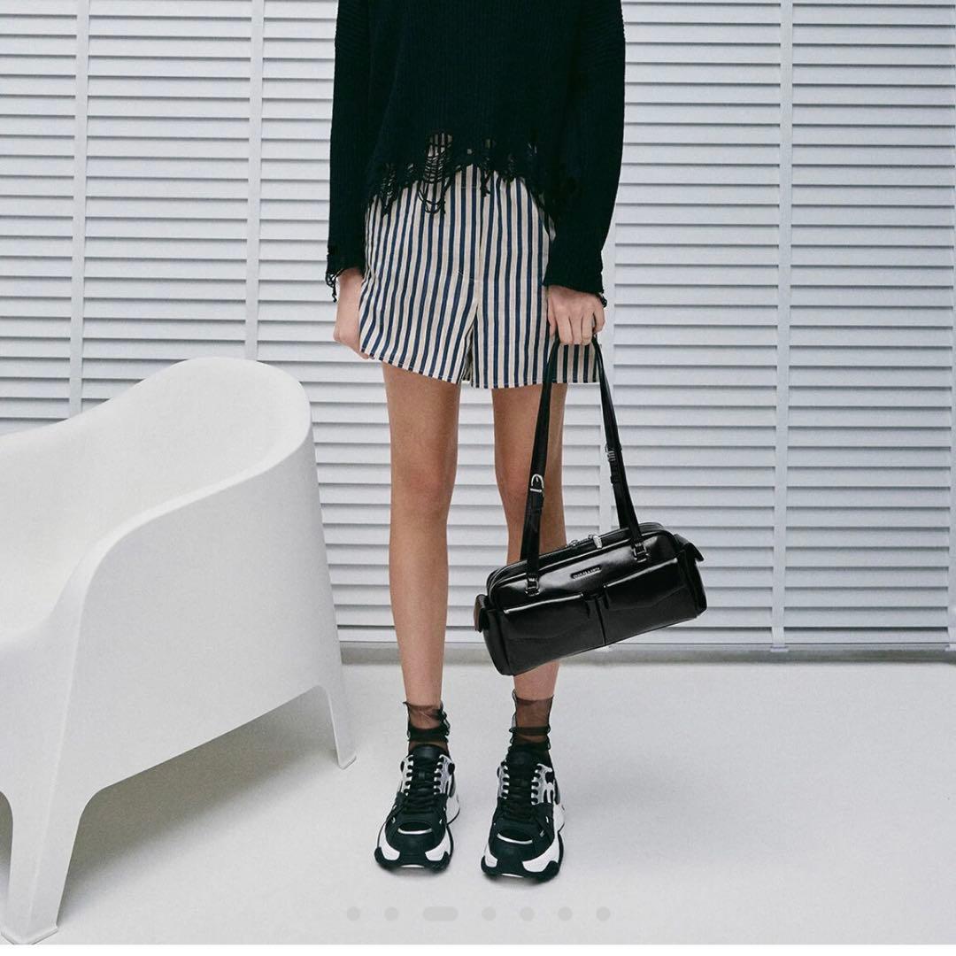 美品 チャールズアンドキース レイチェル マルチポケットショルダーバッグ