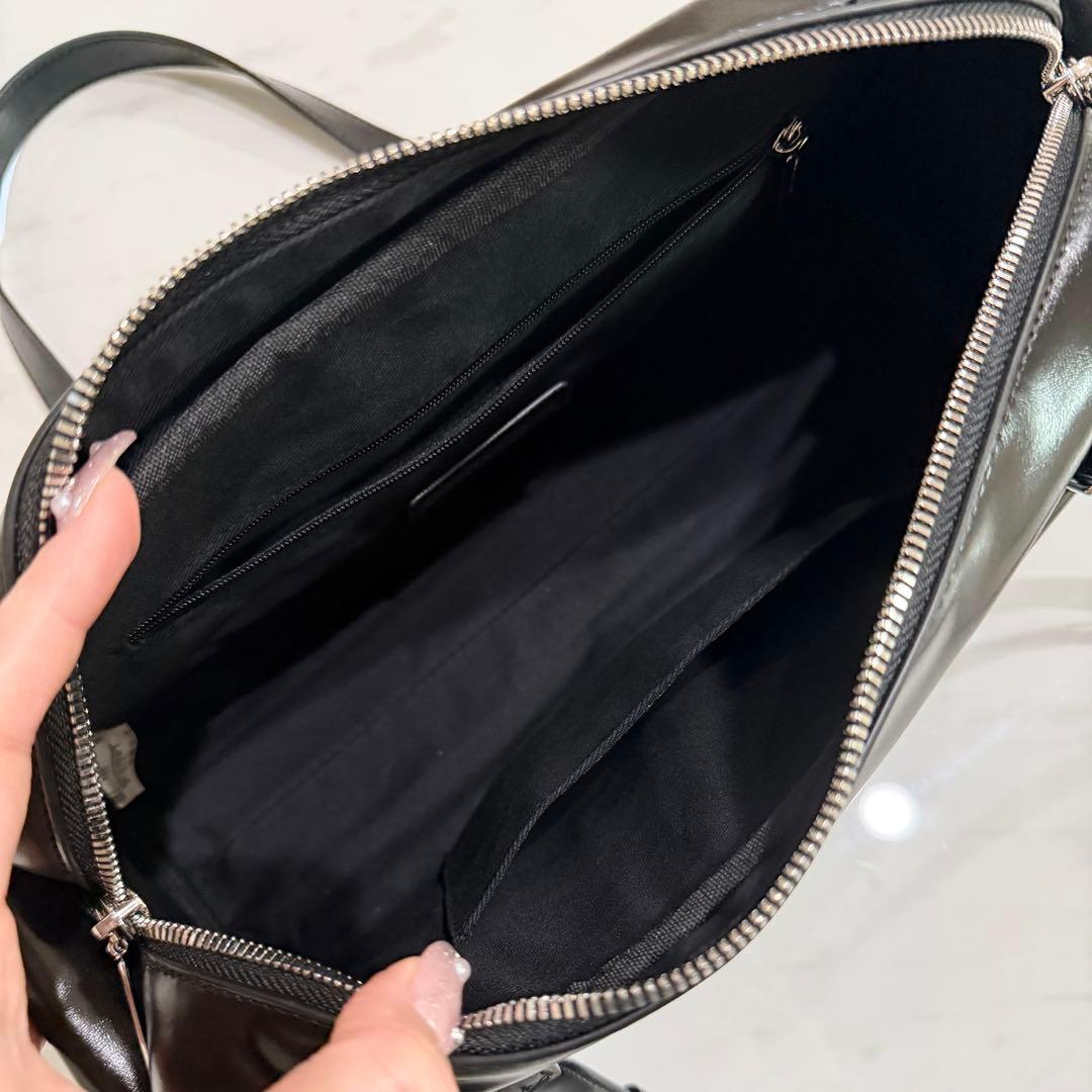 美品 チャールズアンドキース レイチェル マルチポケットショルダーバッグ