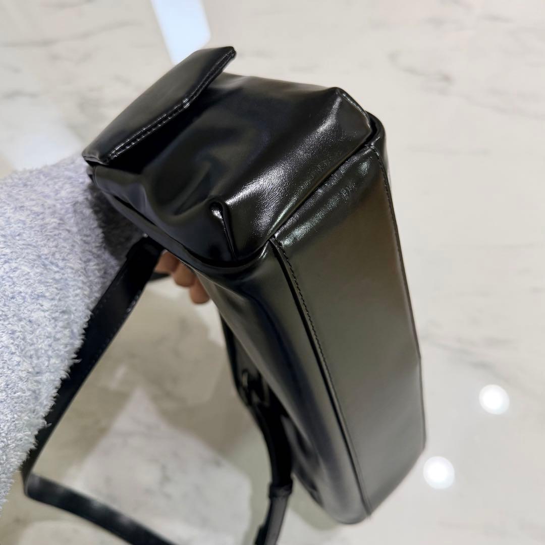 美品 チャールズアンドキース レイチェル マルチポケットショルダーバッグ