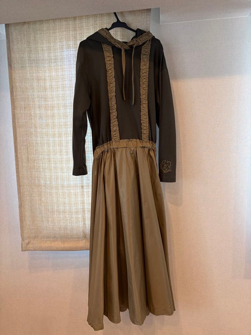 フード付きロングワンピース モスグリーンベージュ