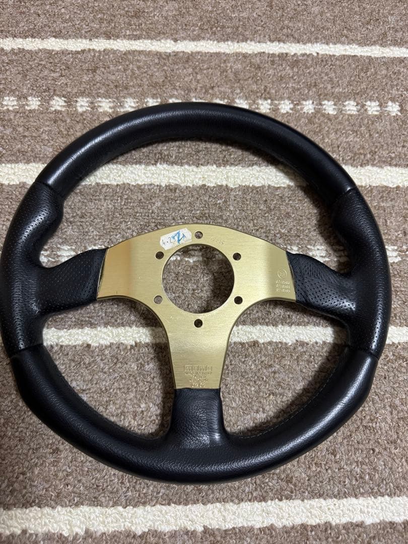 MOMO レーススポーツステアリング 黒/金