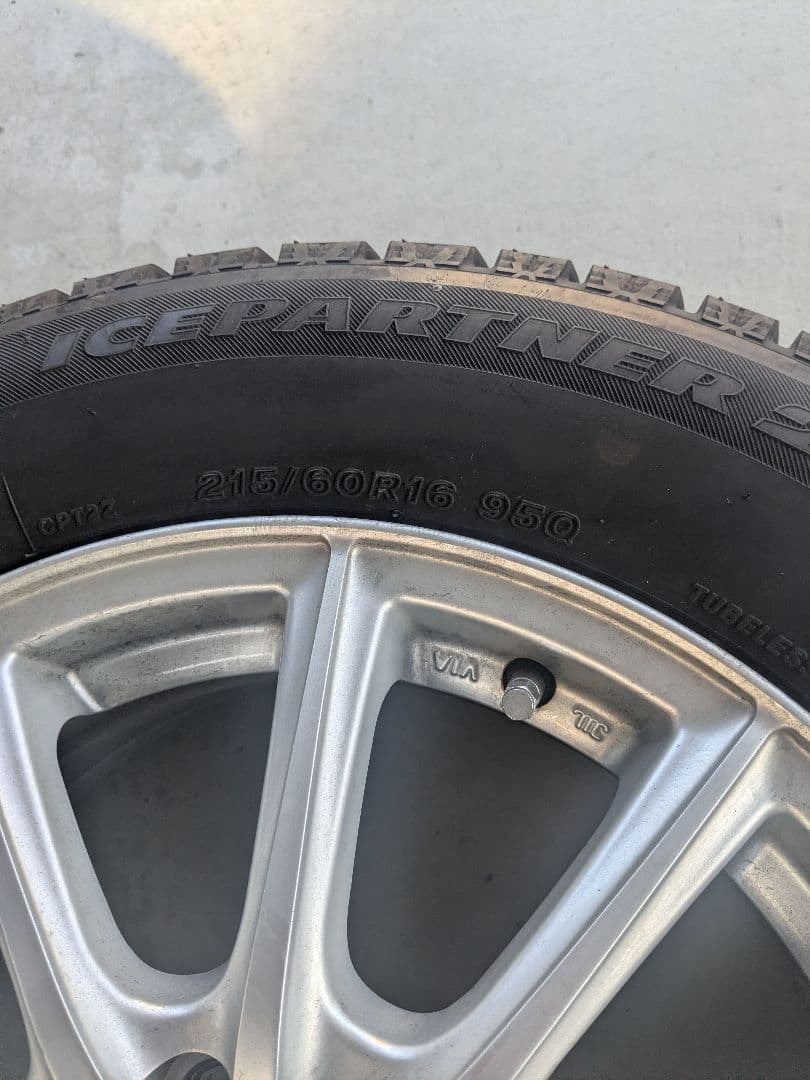 ブリジストンアイスパートナー215/60/16　溝残り約5mm