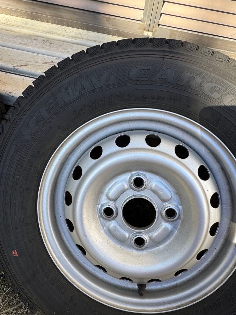 【手渡しのみ】500kmアイスナビカーゴ145R12 タイヤ・ホイールセット
