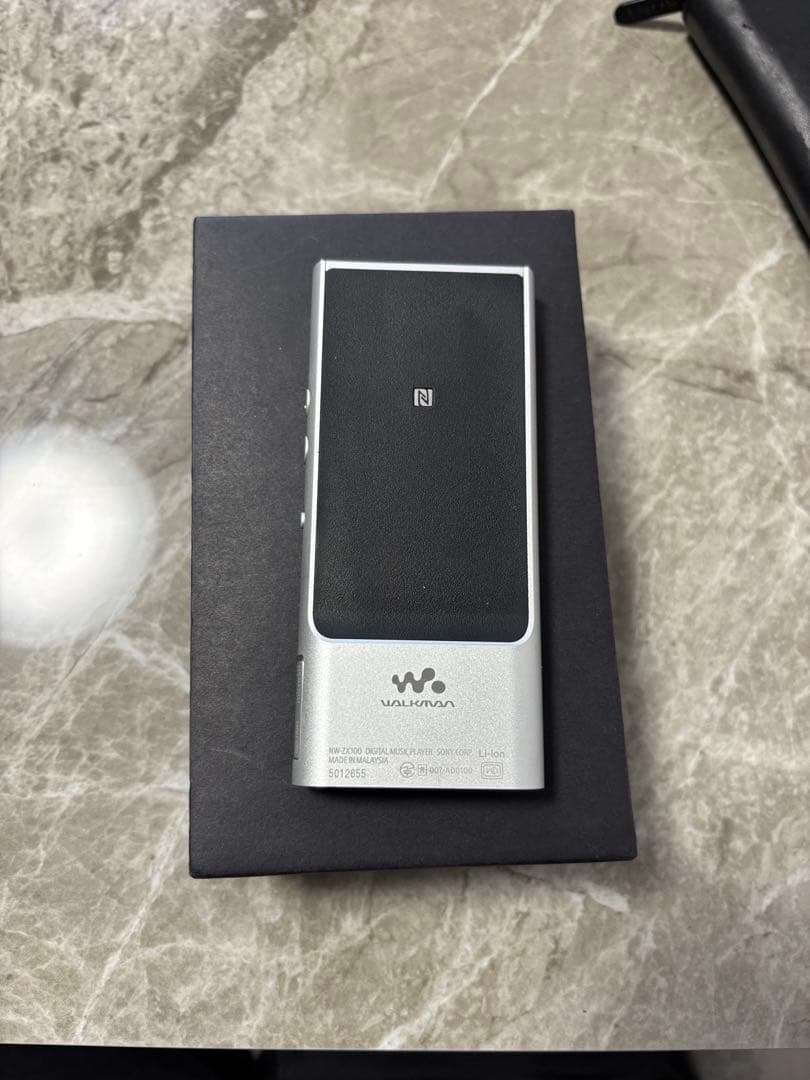 SONYウォークマンNW-ZX100 128GB　ケーブル付属、液晶フィルム付属