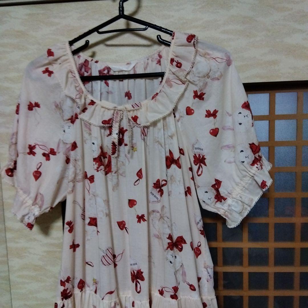 赤いリボンと花柄の半袖ミニワンピース