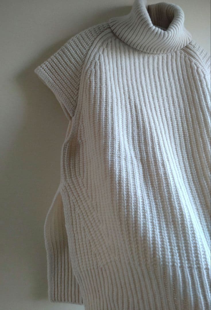 【未使用タグ付】TICCA　タートルネックリブニットベスト 　アイボリー