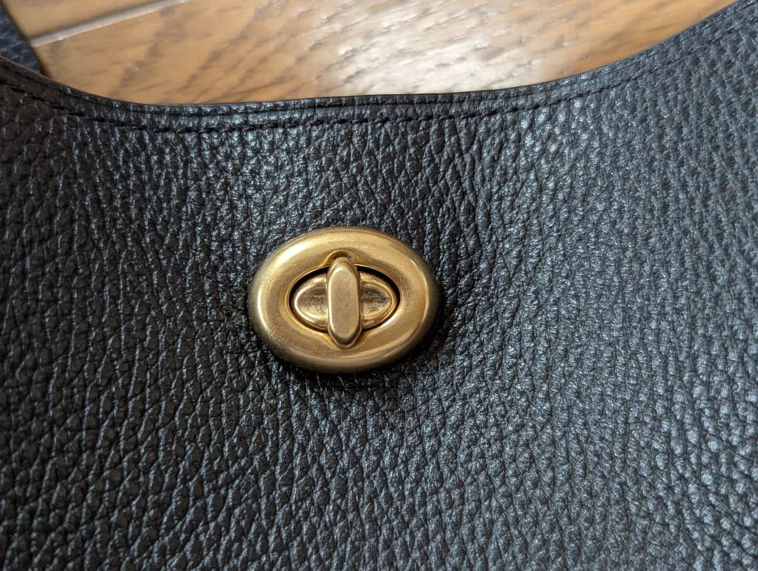 黒のレザーショルダーバッグ ゴールド金具