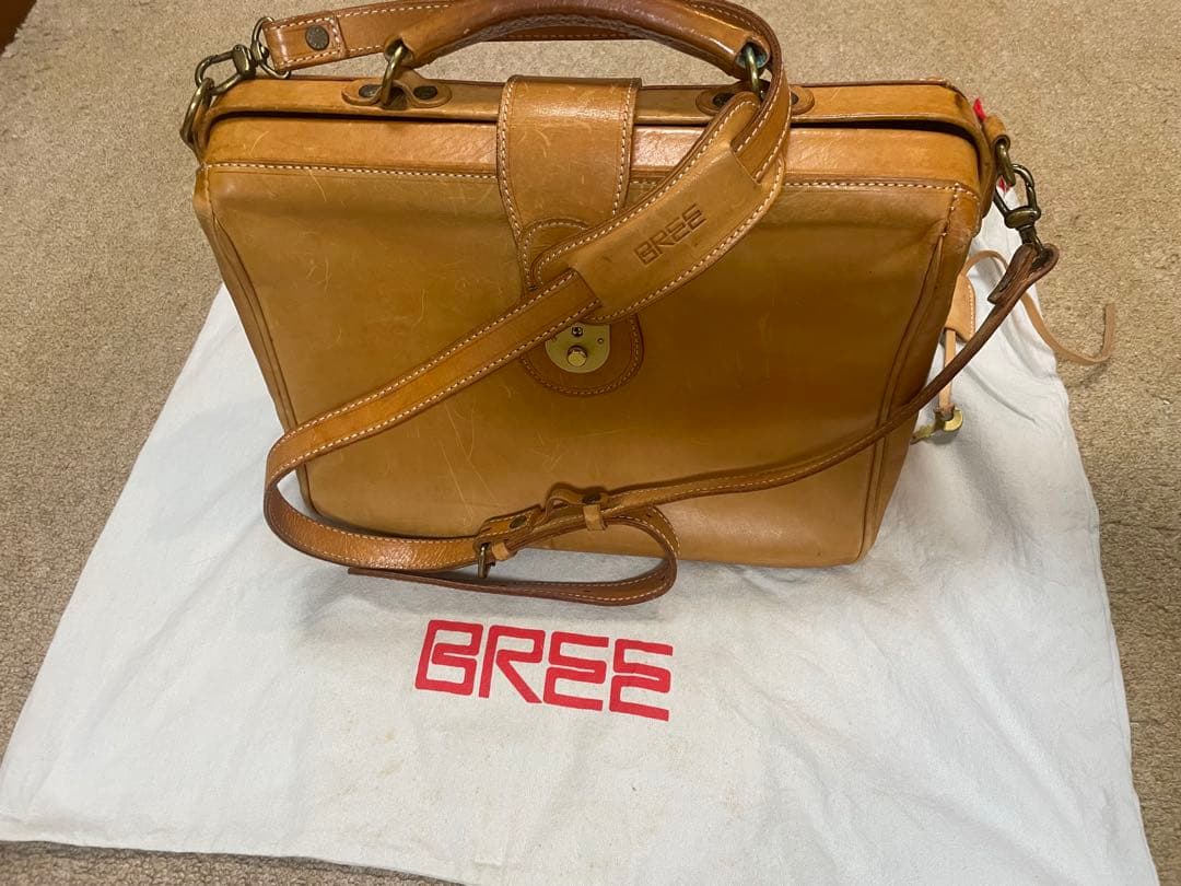 BREE ダレスバッグ　ヌメ革ショルダーバッグ　底板有り