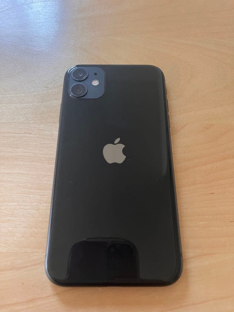 Apple iPhone 11 ブラック 内側カメラにひびあり