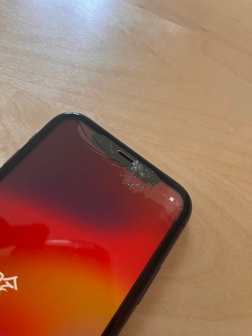 Apple iPhone 11 ブラック 内側カメラにひびあり