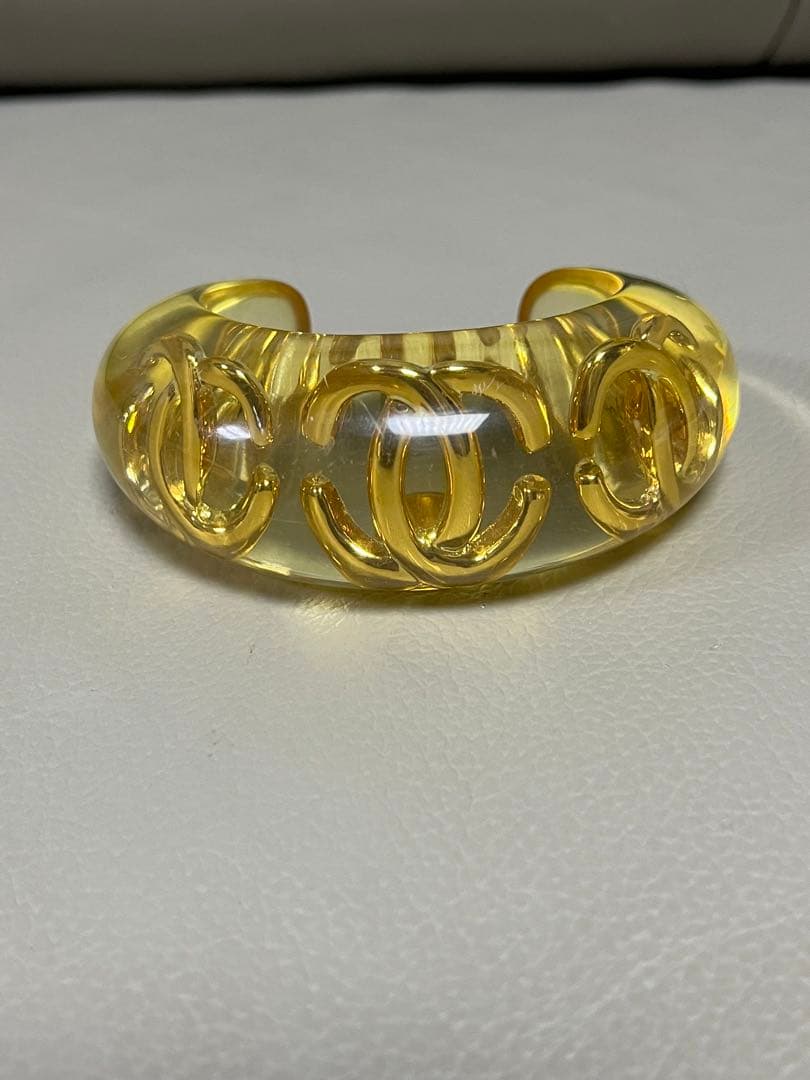 お値下げしました！CHANEL ヴィンテージ　ロゴ入り　アクリルバングル