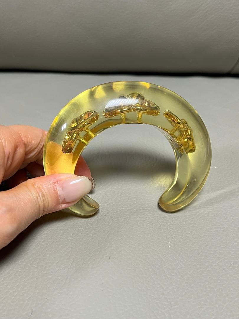 お値下げしました！CHANEL ヴィンテージ　ロゴ入り　アクリルバングル