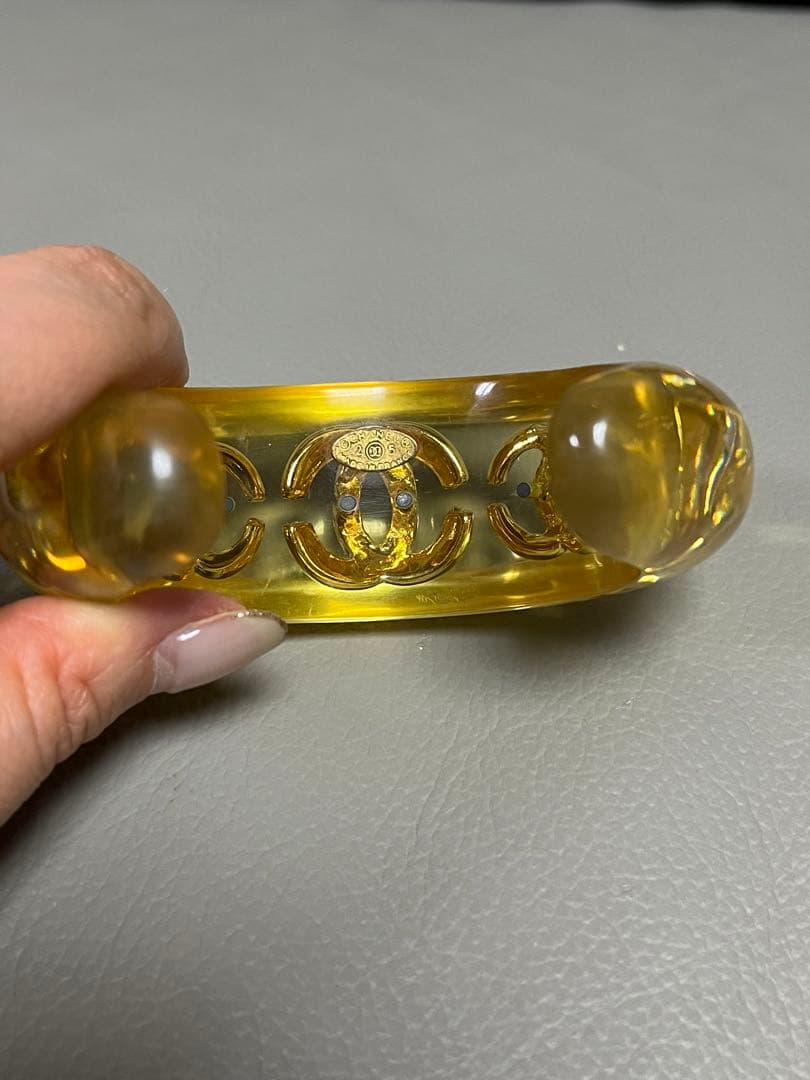 お値下げしました！CHANEL ヴィンテージ　ロゴ入り　アクリルバングル