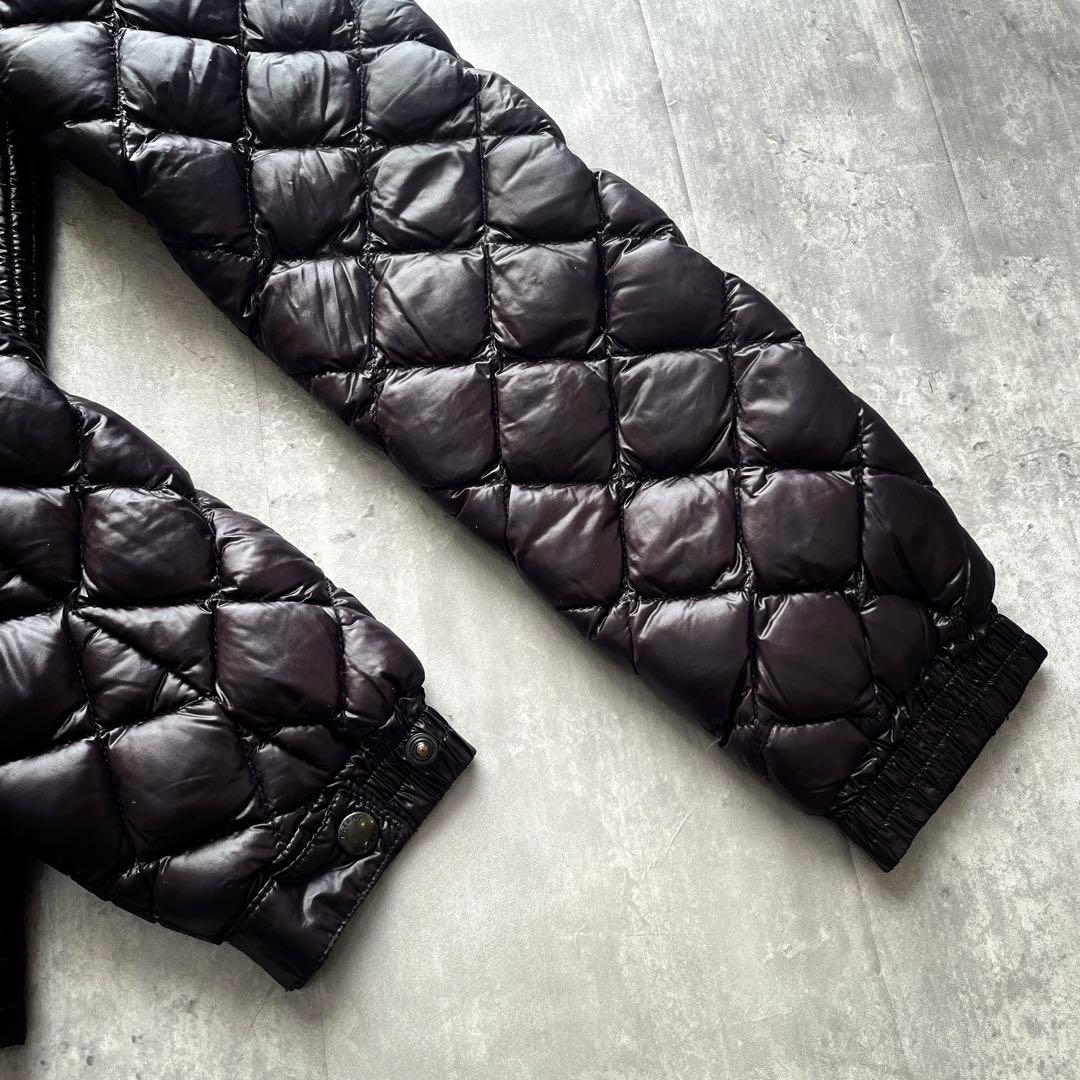 タトラス キルティング クロス 刺繍ロゴ シャイニーダウンジャケット イザール