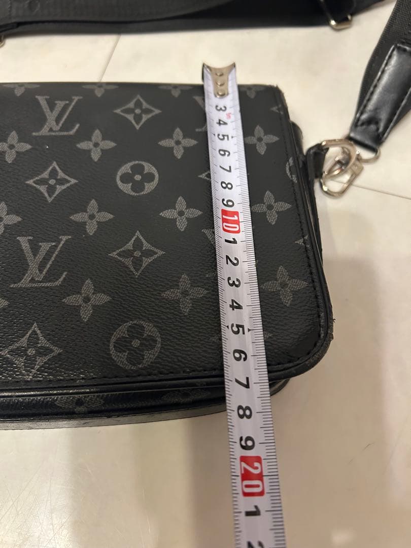 にょい　 Louis Vuitton ブラック ショルダーバッグ