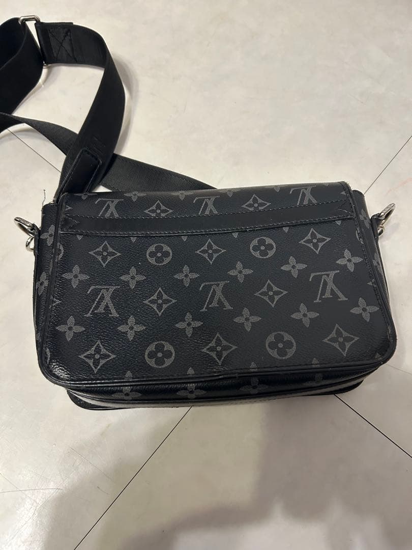 にょい　 Louis Vuitton ブラック ショルダーバッグ