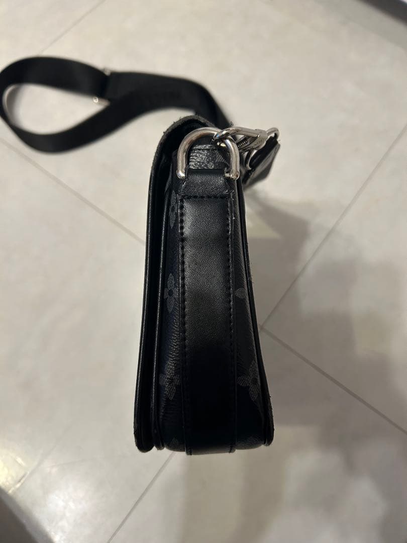 にょい　 Louis Vuitton ブラック ショルダーバッグ