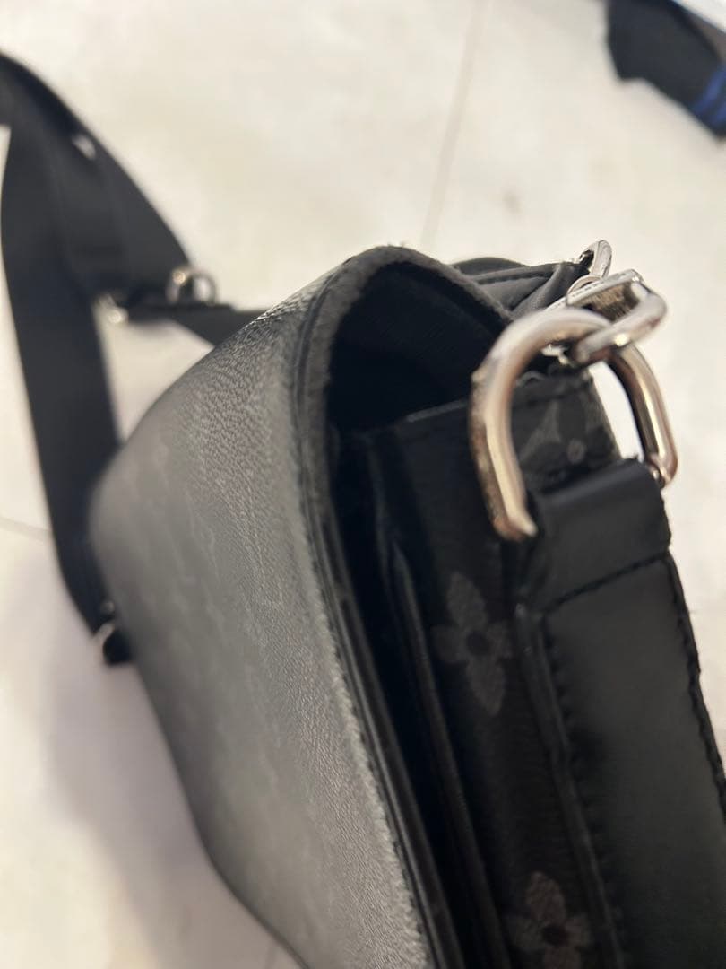 にょい　 Louis Vuitton ブラック ショルダーバッグ