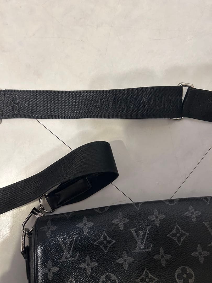 にょい　 Louis Vuitton ブラック ショルダーバッグ