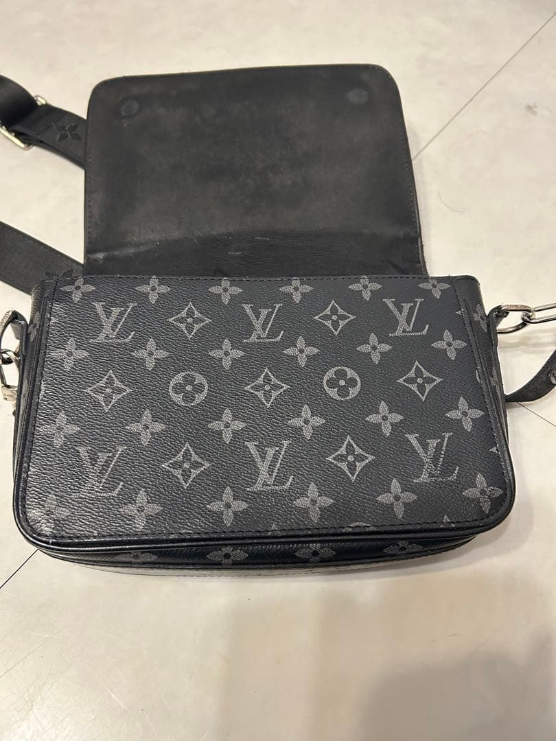 にょい　 Louis Vuitton ブラック ショルダーバッグ
