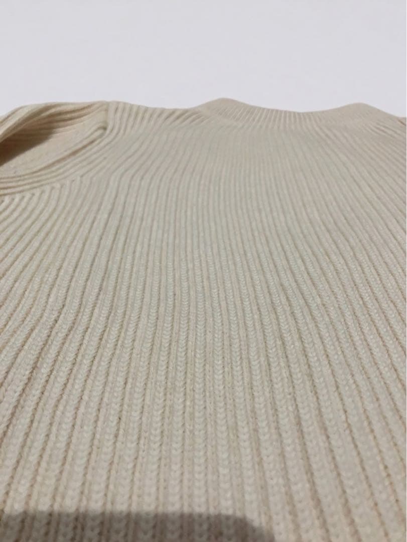 ホワイトリブ編みハイネックセーター