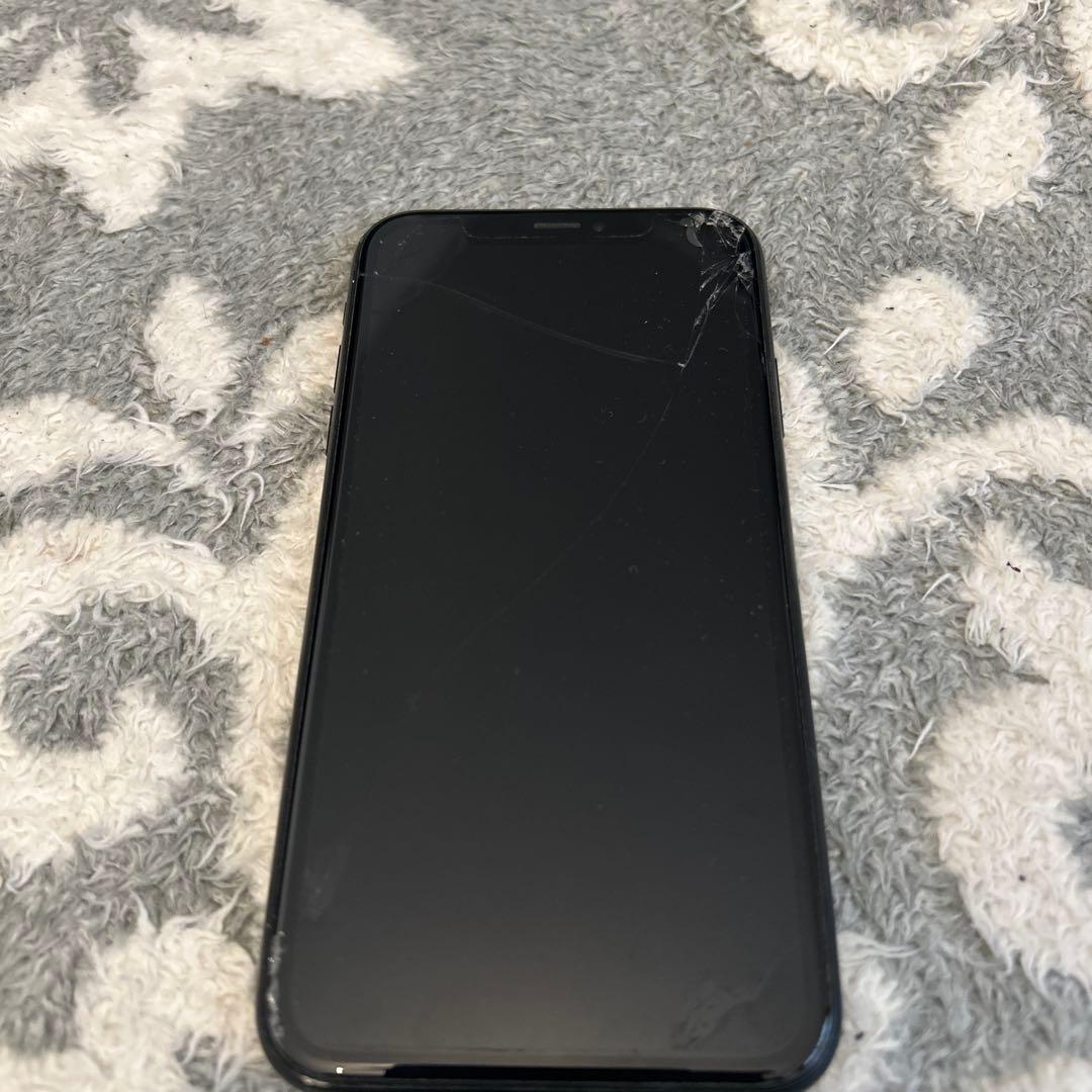 iPhone XR 画面割れ　背面は綺麗　使用出来ます SIMフリー　初期化済み