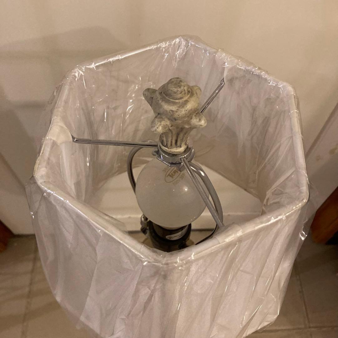 ヨーロピアンアンティークホワイト スタンドテーブルライト シェードランプ電球付き