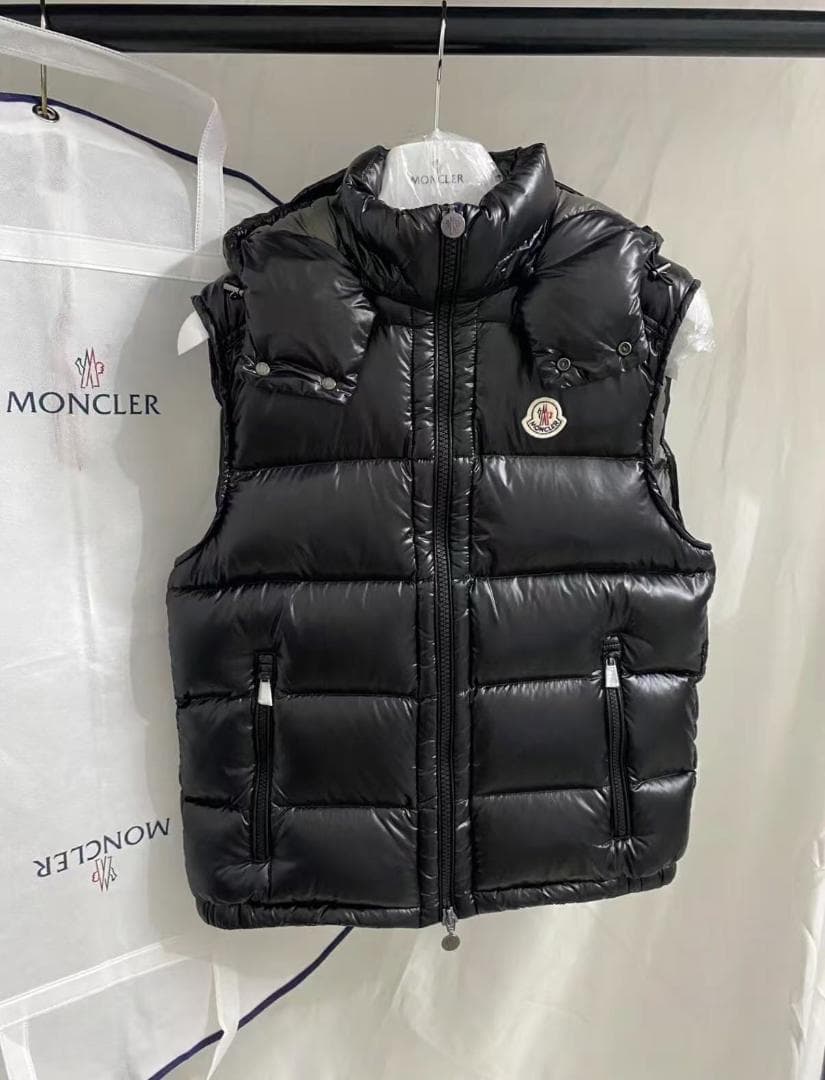MONCLER ブラックダウンベスト フード付き~~~