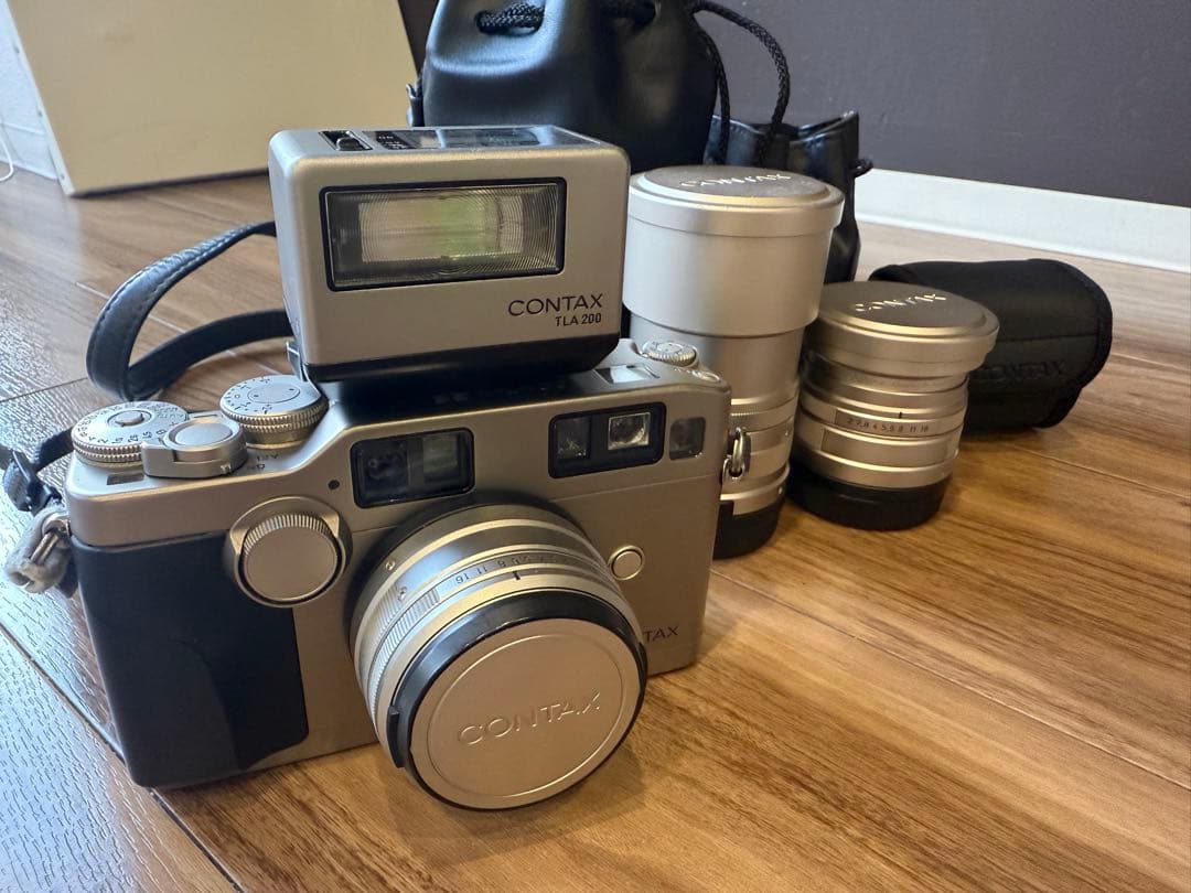 CONTAX G2本体、Carl Zeiss レンズ×3、ストロボ、各種ケース