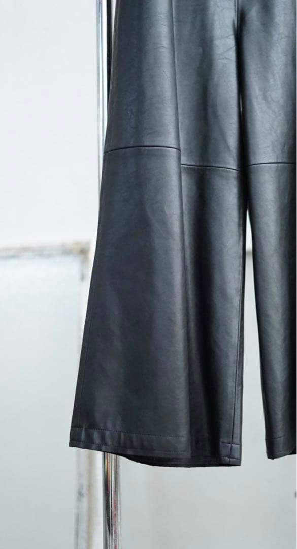 パンツ IIROT / Aynthetic Leather Cropped Pants