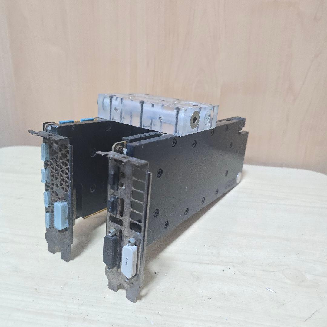 専用の液体冷却システムコンポーネントを備えたグラフィックカード（GPU）