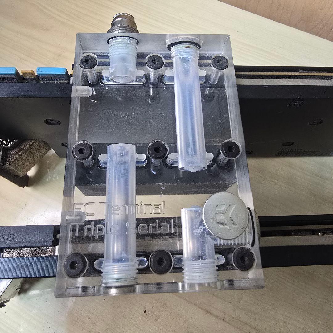 専用の液体冷却システムコンポーネントを備えたグラフィックカード（GPU）