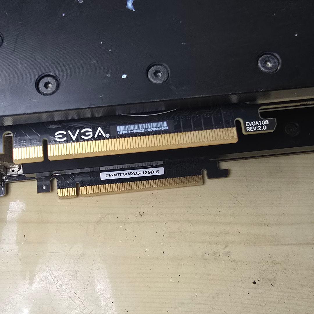 専用の液体冷却システムコンポーネントを備えたグラフィックカード（GPU）