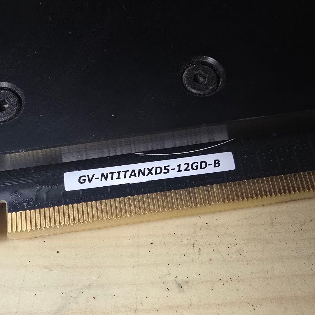 専用の液体冷却システムコンポーネントを備えたグラフィックカード（GPU）