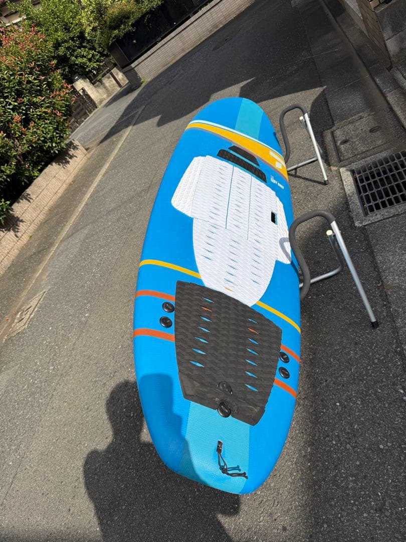 TAHE7’6″EASY SURFINGスタンド とアルメリック5フィン付き