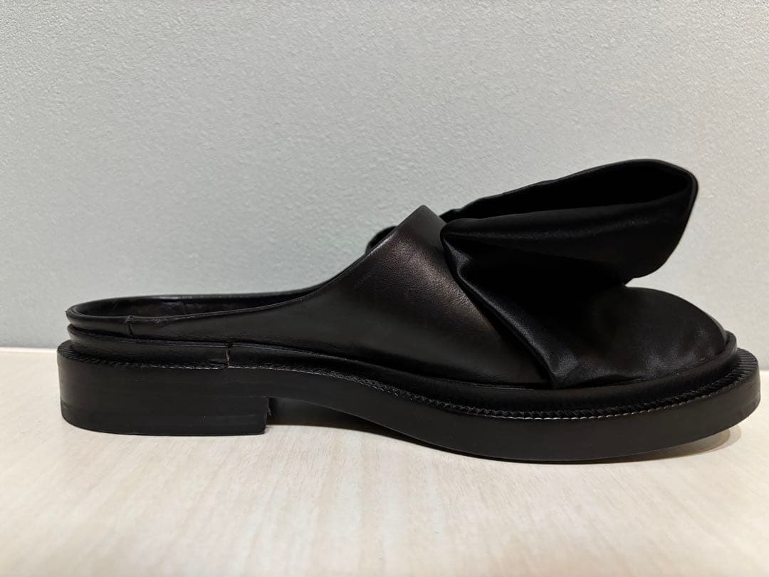 【あいうえお】ジルサンダー ブラックラップスタイルサンダル