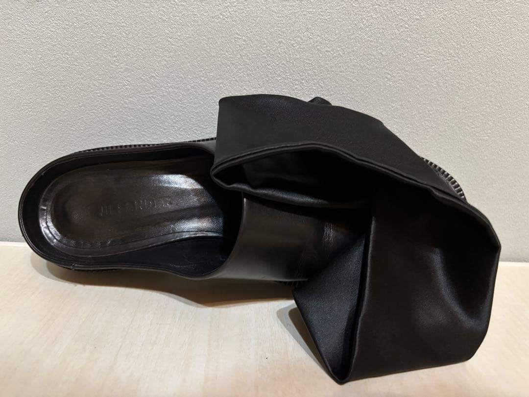 【あいうえお】ジルサンダー ブラックラップスタイルサンダル