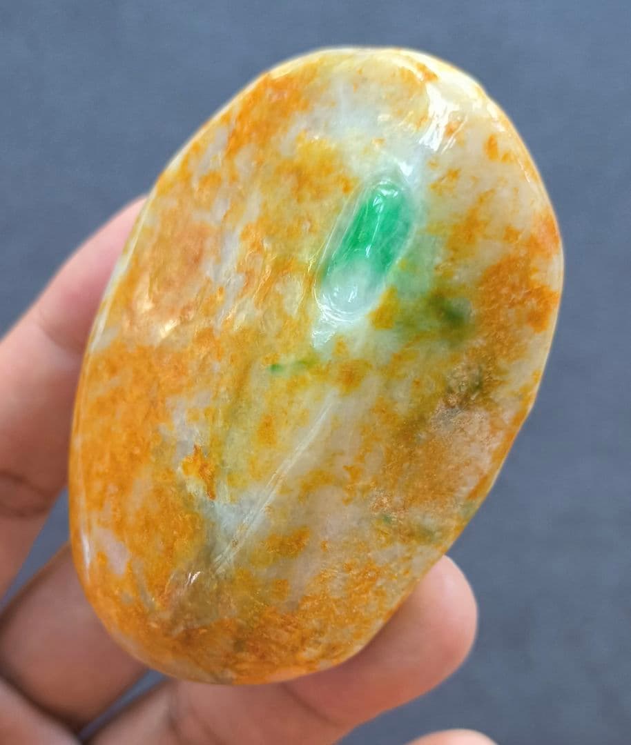 ミャンマー産本翡翠（ジェダイト）の原石（194ｇ）