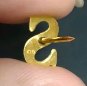 Ｋ１８、１８金Ｓ字型 ネクタイピン、ピンブローチチェーン付きです(⌒▽⌒)