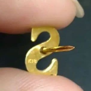 Ｋ１８、１８金Ｓ字型 ネクタイピン、ピンブローチチェーン付きです(⌒▽⌒)
