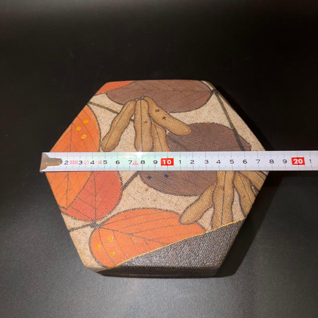 J*n様 伊藤東彦　布目大豆文陶筥　共箱　六角形陶器 葉と栗のデザイン　蓋物　骨