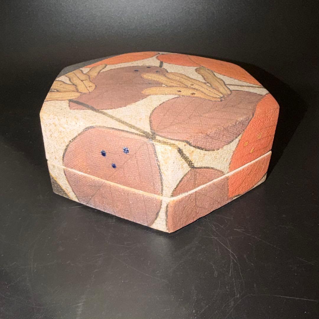 J*n様 伊藤東彦　布目大豆文陶筥　共箱　六角形陶器 葉と栗のデザイン　蓋物　骨