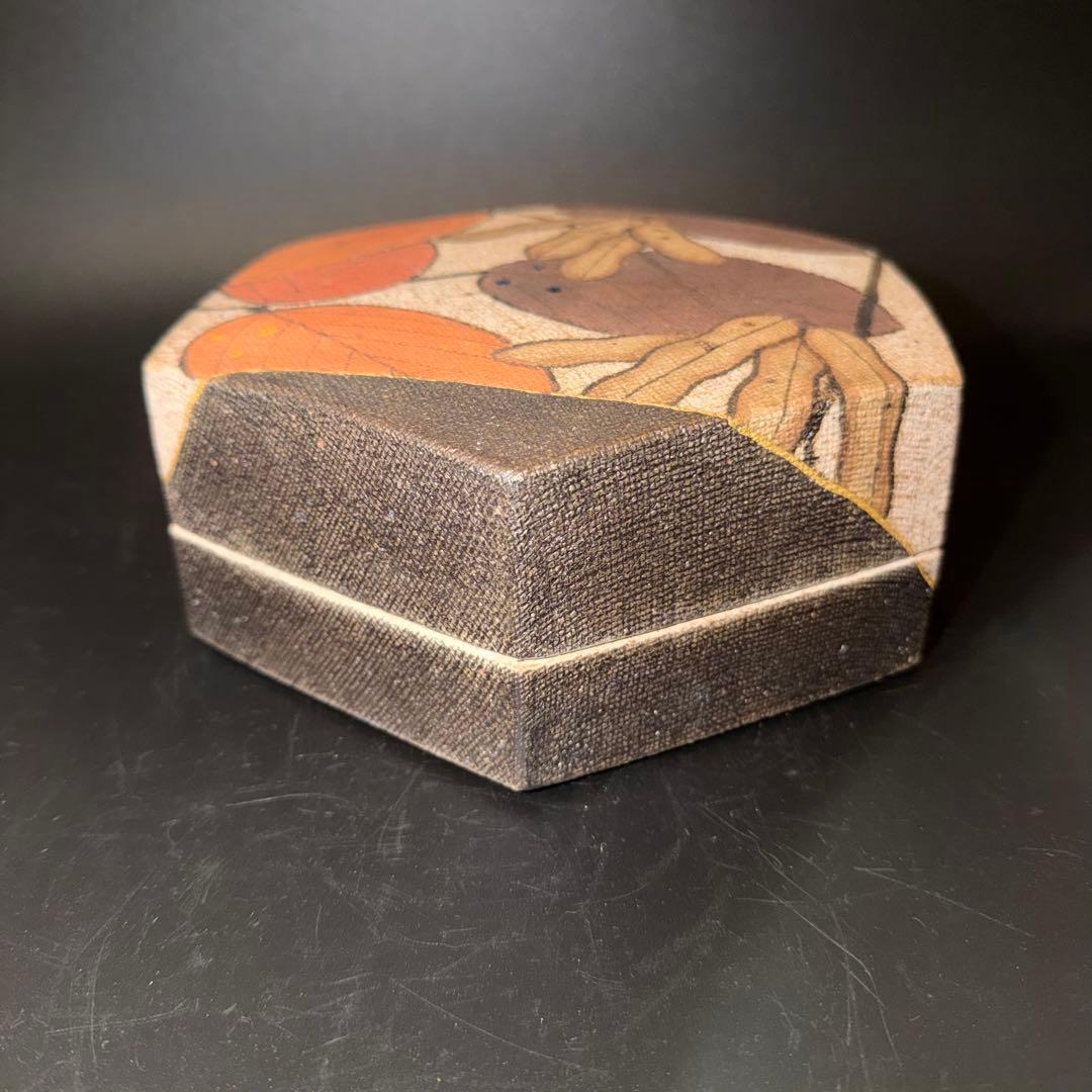 J*n様 伊藤東彦　布目大豆文陶筥　共箱　六角形陶器 葉と栗のデザイン　蓋物　骨