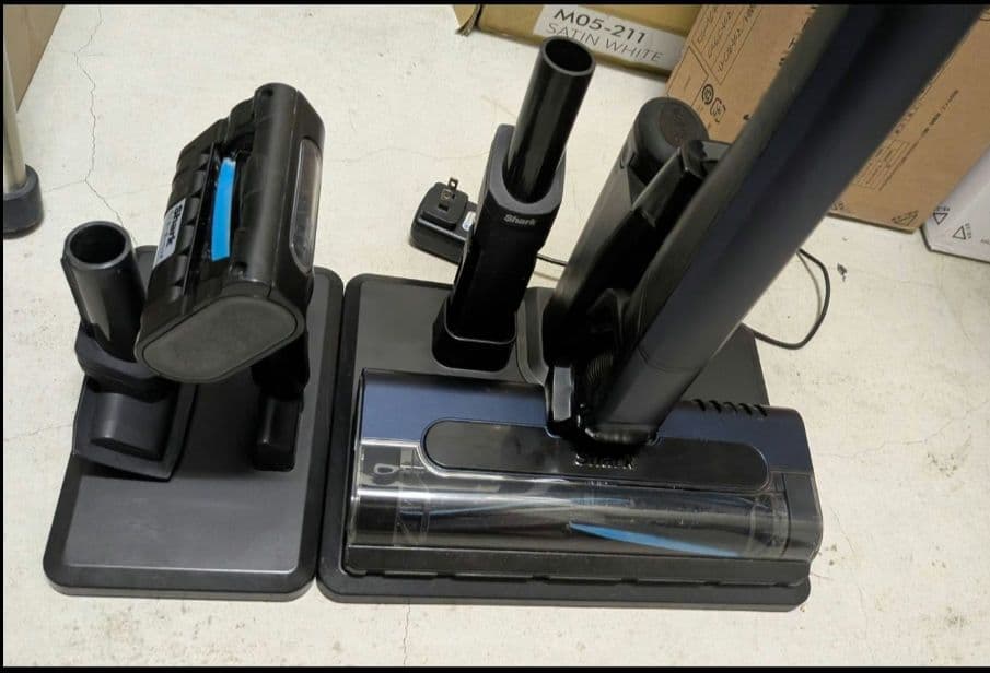 シャーク コードレスクリーナー CS401JRB Shark　バッテリー2つ