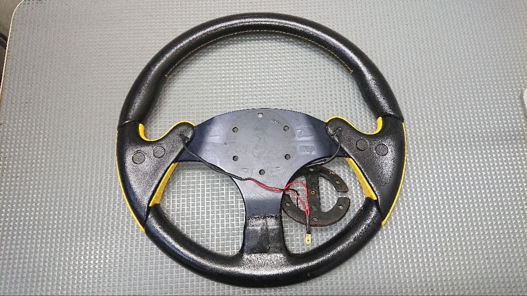 momo ステアリングホイール 黒/黄