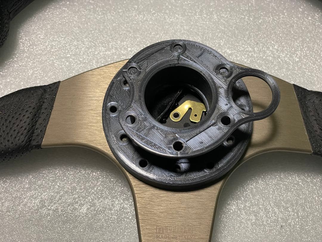 momo race & THRUSTMASTER T300用実車ハンドル変換ボス