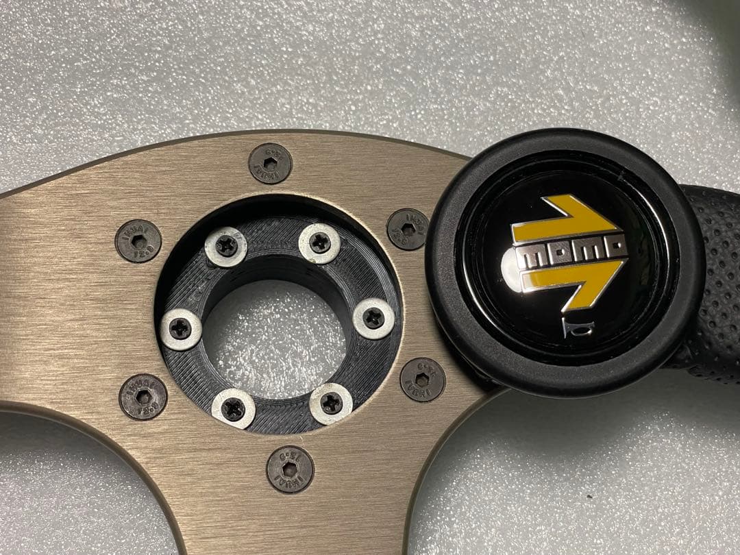 momo race & THRUSTMASTER T300用実車ハンドル変換ボス